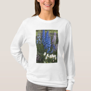 Frühlingsblumen entlang eines Gartenwegs, Georgia  T-Shirt