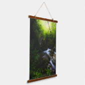 Frühlingsblumen im bezaubernden Flusswald Wandteppich Mit Holzrahmen (Gewinkelt)