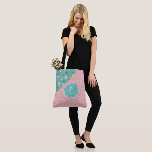 Frühlingsblumen Rosa Trendy Anfangsname Monogram Tasche (Am Model)