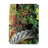 Frühlingsblumen schmücken einen alten Traktor. Magnet (Vertikal)