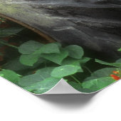 Frühlingsblumen schmücken einen alten Traktor. Poster (Ecke)