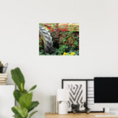 Frühlingsblumen schmücken einen alten Traktor. Poster (Heimbüro)