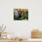 Frühlingsblumen schmücken einen alten Traktor. Poster (Küche)