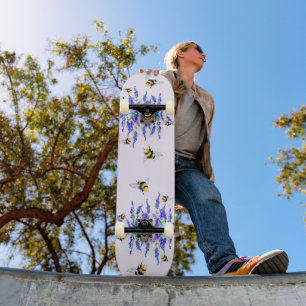 Frühlingsblumen und Bienen fliegen Skateboard