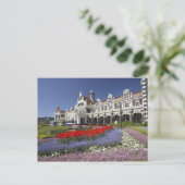 Frühlingsblumen und historischer Bahnhof, Postkarte (Stehend Vorderseite)