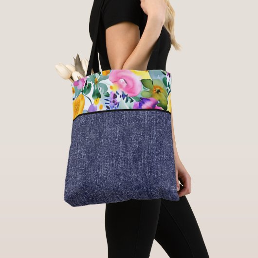 Frühlingsblumen und Jeans Tasche (Von Nahem)