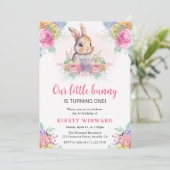 Frühlingsblumen und Kaninchen 1. Geburtstag Einladung (Stehend Vorderseite)