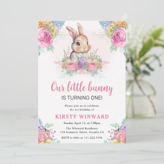 Frühlingsblumen und Kaninchen 1. Geburtstag Einladung (Stehend Vorderseite)