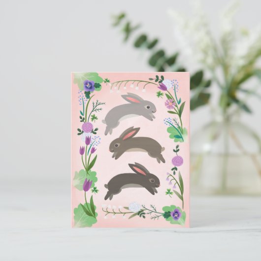 Frühlingsblumen und Kaninchen, die springen | Postkarte (Stehend Vorderseite)