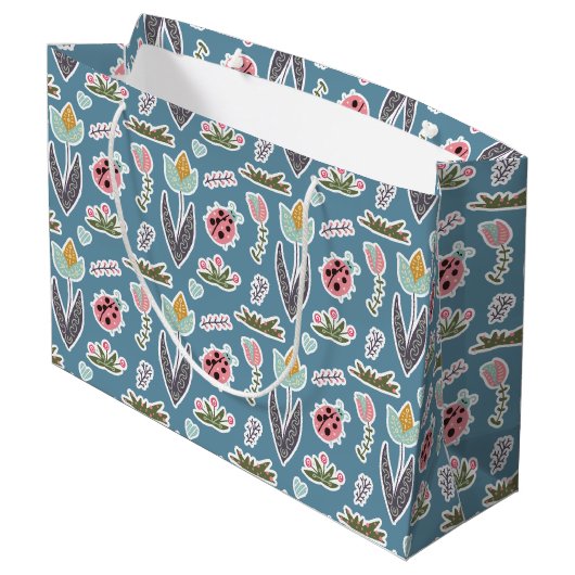 Frühlingsblumen und Ladybug Muster Große Geschenktüte (Rückseite Schrägansicht)
