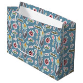 Frühlingsblumen und Ladybug Muster Große Geschenktüte (Vorderseite Schrägansicht)