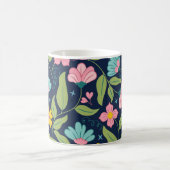 Frühlingsblumenmuster auf Dunkelblau Kaffeetasse (Mittel)