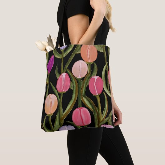 Frühlingsflora auf schwarzer Tasche (Von Nahem)