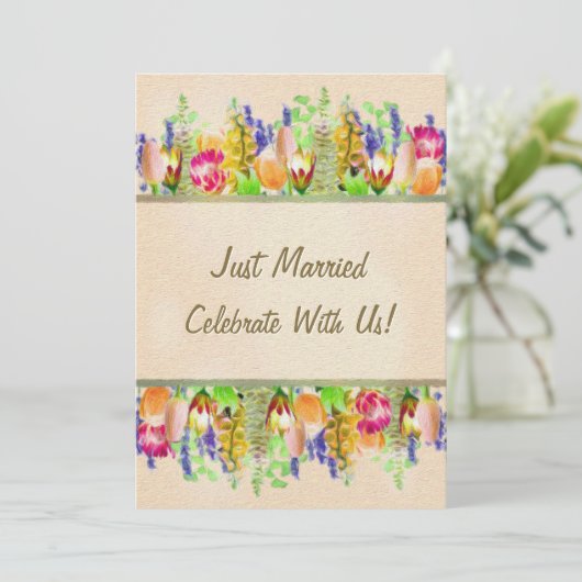 Frühlingsfloral Just Married Hochzeit Feier Einladung (Stehend Vorderseite)