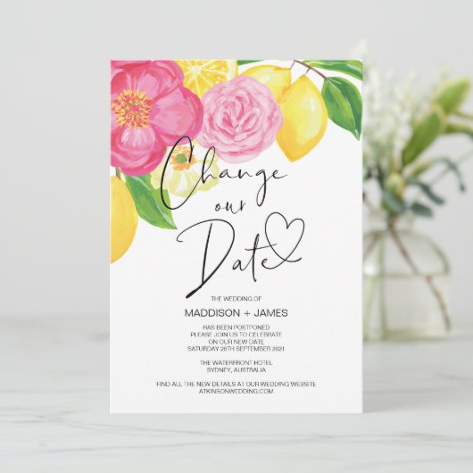 Frühlingsfloral Lemon verändern das Datum Hochzeit Einladung (Stehend Vorderseite)