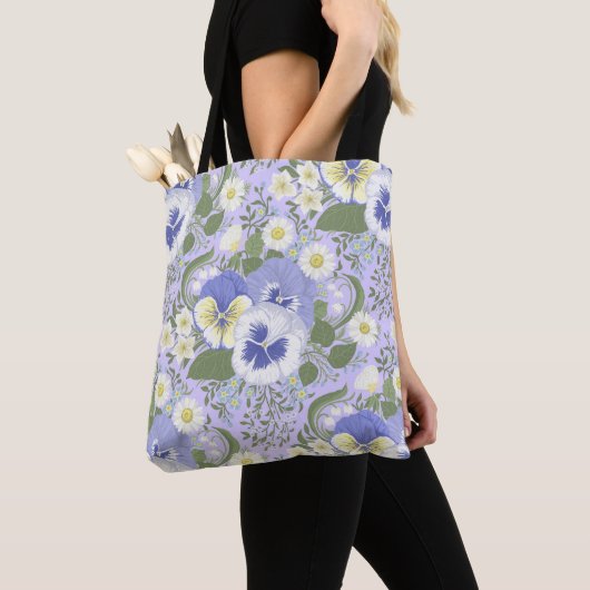 Frühlingsgartenblumen auf Lavendel Tasche (Von Nahem)