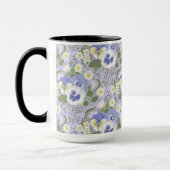 Frühlingsgartenblumen auf Lavendel Tasse (Links)
