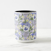 Frühlingsgartenblumen auf Lavendel Tasse (Zentrum)
