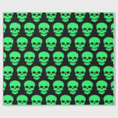 Frühlingsgrün auf schwarzen Skullen Geschenkpapier (Flach)