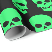 Frühlingsgrün auf schwarzen Skullen Geschenkpapier (Rolleneckpunkt)