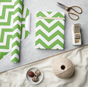 Frühlingsgrün-weißer Chevron-Hochzeit Geburtstag Geschenkpapier