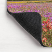 Frühlingshammen, die in Wildblumen wachsen, Mousepad (Ecke)