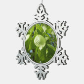 Frühlingshbse Verlasse Grünbäume Schneeflocken Zinn-Ornament (Rechts)