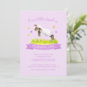 Frühlingslamm, das niedlichen lila 1. Geburtstag a Einladung (Stehend Vorderseite)