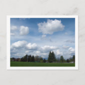 Frühlingspark, blauer Himmel und weiße Wolken Postkarte (Vorderseite)
