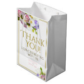 Frühlingspastel florale Hochzeit Pink & Gold Mittlere Geschenktüte (Vorderseite Schrägansicht)