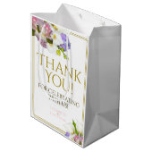 Frühlingspastel florale Hochzeit Pink & Gold Mittlere Geschenktüte (Rückseite Schrägansicht)