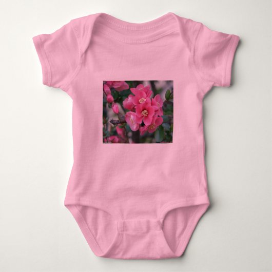 Frühlingspink blühende Ruhe Baby Strampler (Vorderseite)
