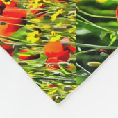 Frühlingspopie und Blume auf der Wiese Fleecedecke (Ecke)