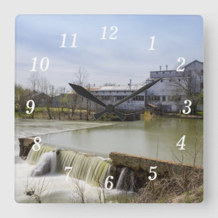 Frühlingstag an der Ozark-Mühle Wanduhr
