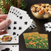 Frühlingstulips blühen vor der alten Scheune. Spielkarten (In Situ)