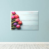 Frühlingstulis für den Valentinstag Leinwanddruck (Insitu (Holzboden))