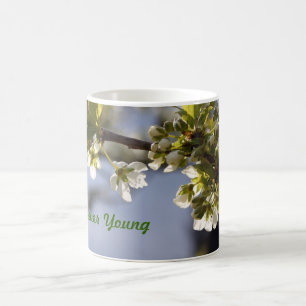 Frühlingsweiße Kirschblüten, Muttertagsgeschenke. Kaffeetasse