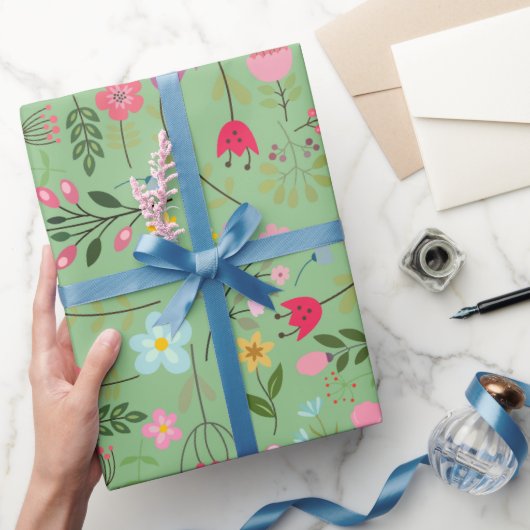 Frühlingswildblumen auf grüner Wiese Geschenkpapier (Schenken)