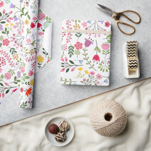 Frühlingswildblumen in Weiß Geschenkpapier (Kunsthandwerk)