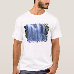 Frühlingszeit Frischwasser, das über Moos fließt T-Shirt