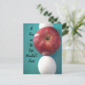 Frühstück Buddies: Zwei Eier $an Apple Still Life Postkarte (Stehend Vorderseite)