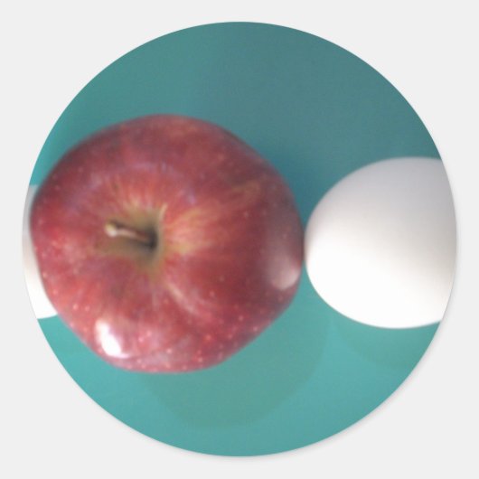 Frühstück Buddies: Zwei Eier $an Apple Still Life Runder Aufkleber (Vorderseite)