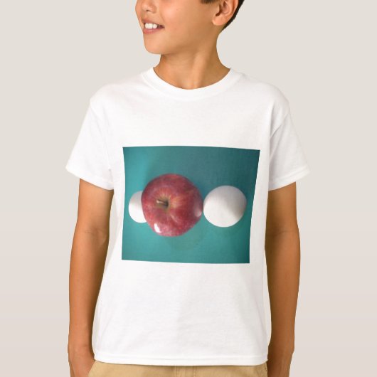 Frühstück Buddies: Zwei Eier $an Apple Still Life T-Shirt (Vorderseite)