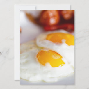 Frühstücksbüffet mit frittierten Eiern