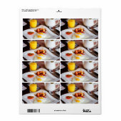 Frühstücksbüffet mit frittierten Eiern (Vorne)
