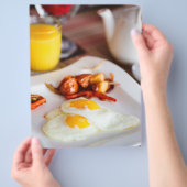 Frühstücksbüffet mit frittierten Eiern Flyer (Hand)