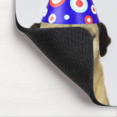 Frustrierter Hund und Katze mit Partyhütchen Mousepad (Ecke)