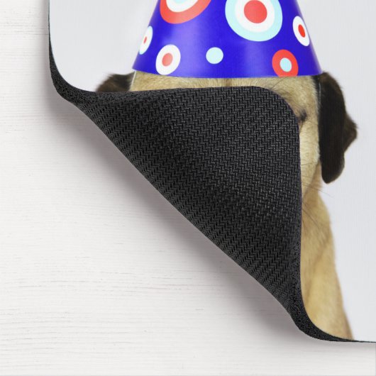 Frustrierter Hund und Katze mit Partyhütchen Mousepad (Ecke)