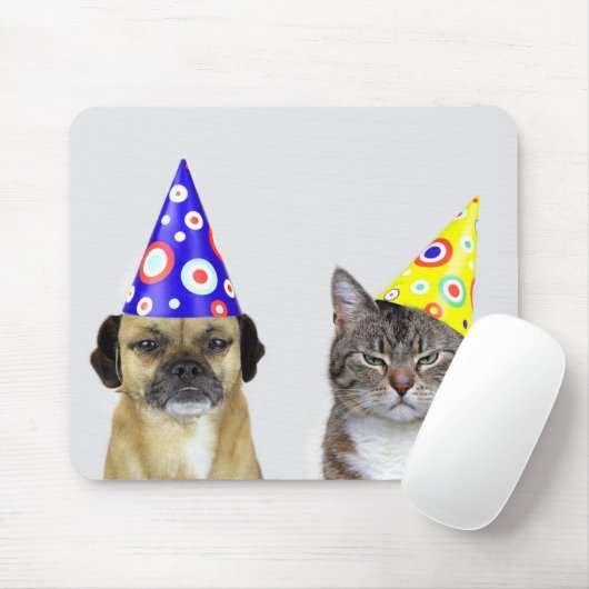 Frustrierter Hund und Katze mit Partyhütchen Mousepad (Mit Mouse)