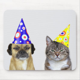 Frustrierter Hund und Katze mit Partyhütchen Mousepad